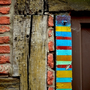 Mur de briques rouges, cadre en bois massif et cadre de porte multicolore - Italie  - collection de photos clin d'oeil, catégorie clindoeil